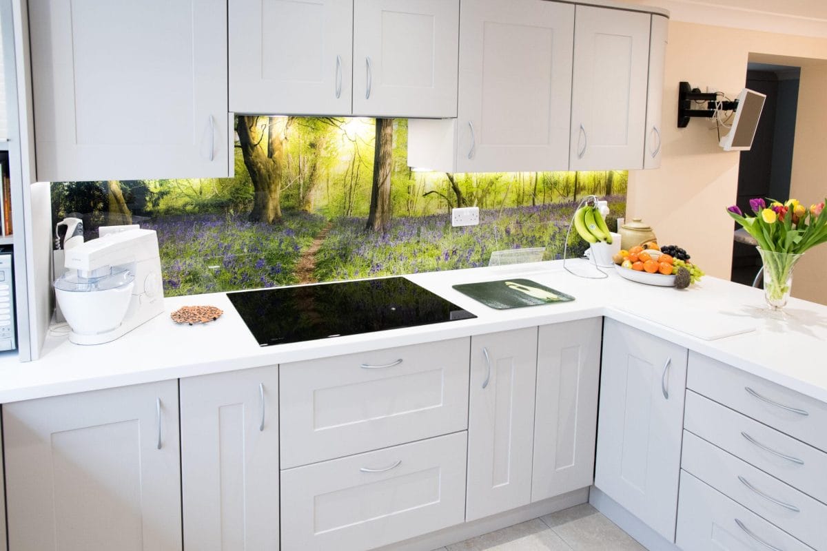 traditional style kitchen with modern glass splashback