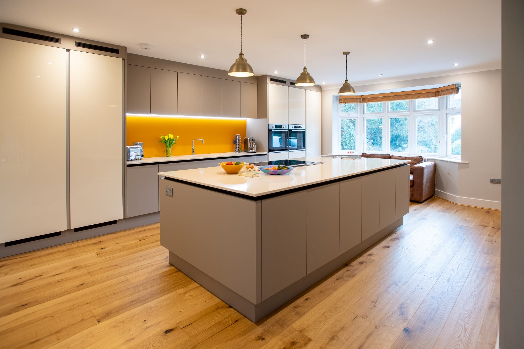 Two-tone handleless kitchen