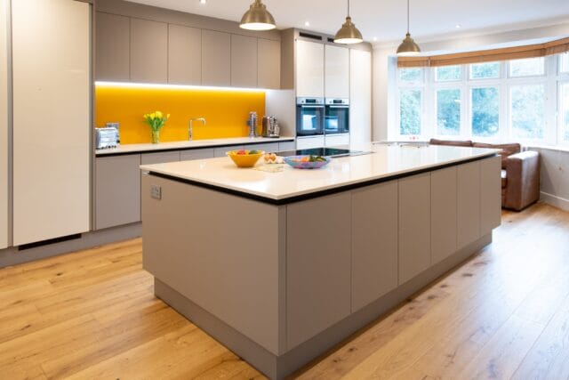 Two-tone handleless kitchen
