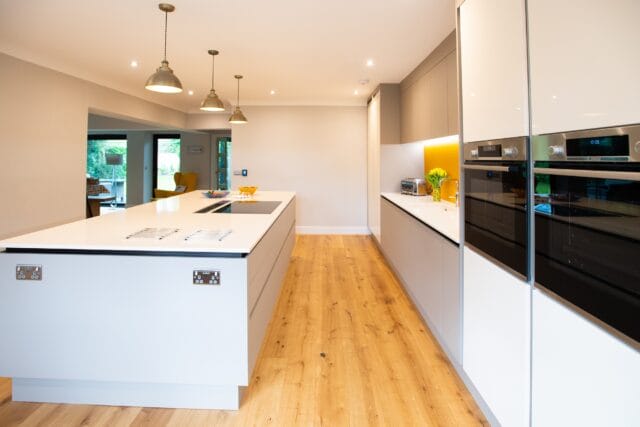 Two-tone handleless kitchen