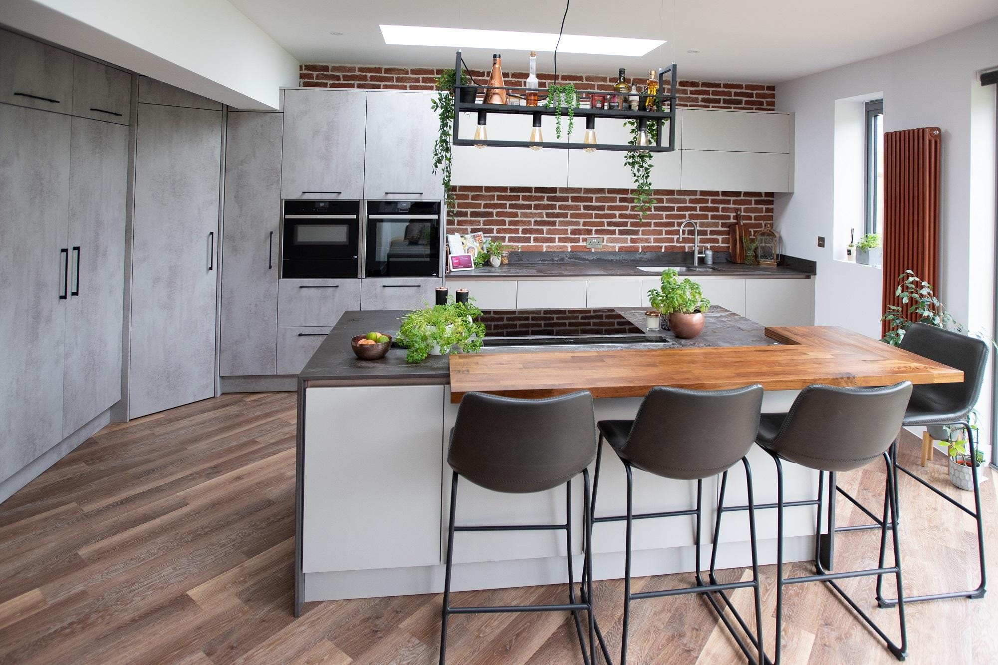 Modern two tone kitchen in light concrete and light pebble