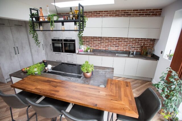 Modern two tone kitchen in light concrete and light pebble