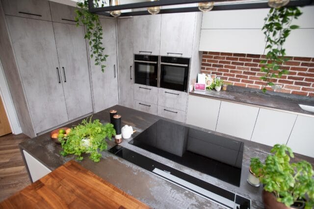 Modern two tone kitchen in light concrete and light pebble