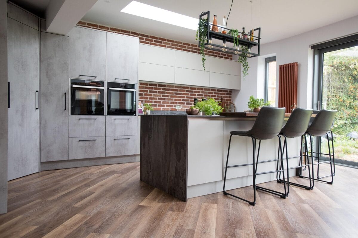 Modern two tone kitchen in light concrete and light pebble