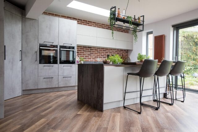Modern two tone kitchen in light concrete and light pebble