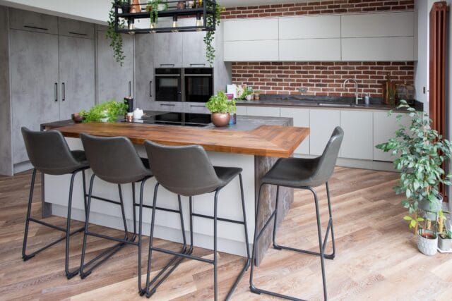Modern two tone kitchen in light concrete and light pebble