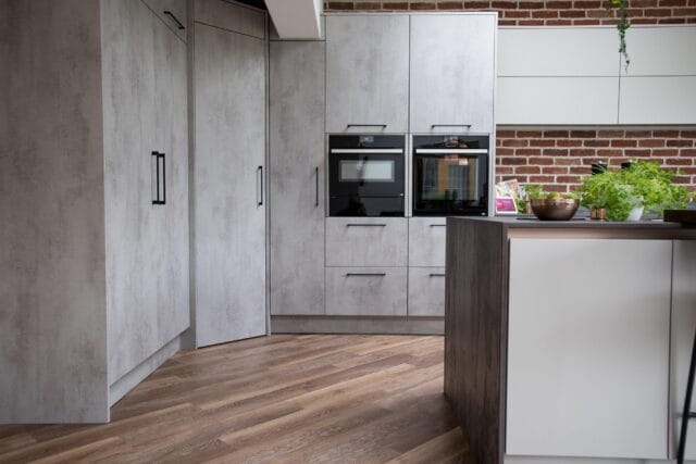 Modern two tone kitchen in light concrete and light pebble