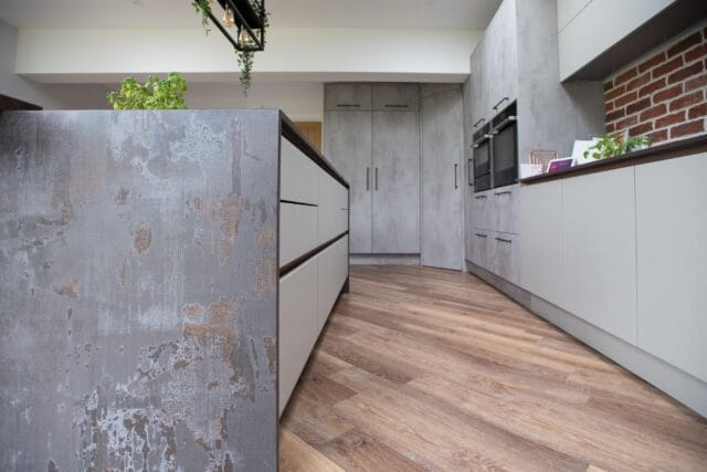 Modern two tone kitchen in light concrete and light pebble