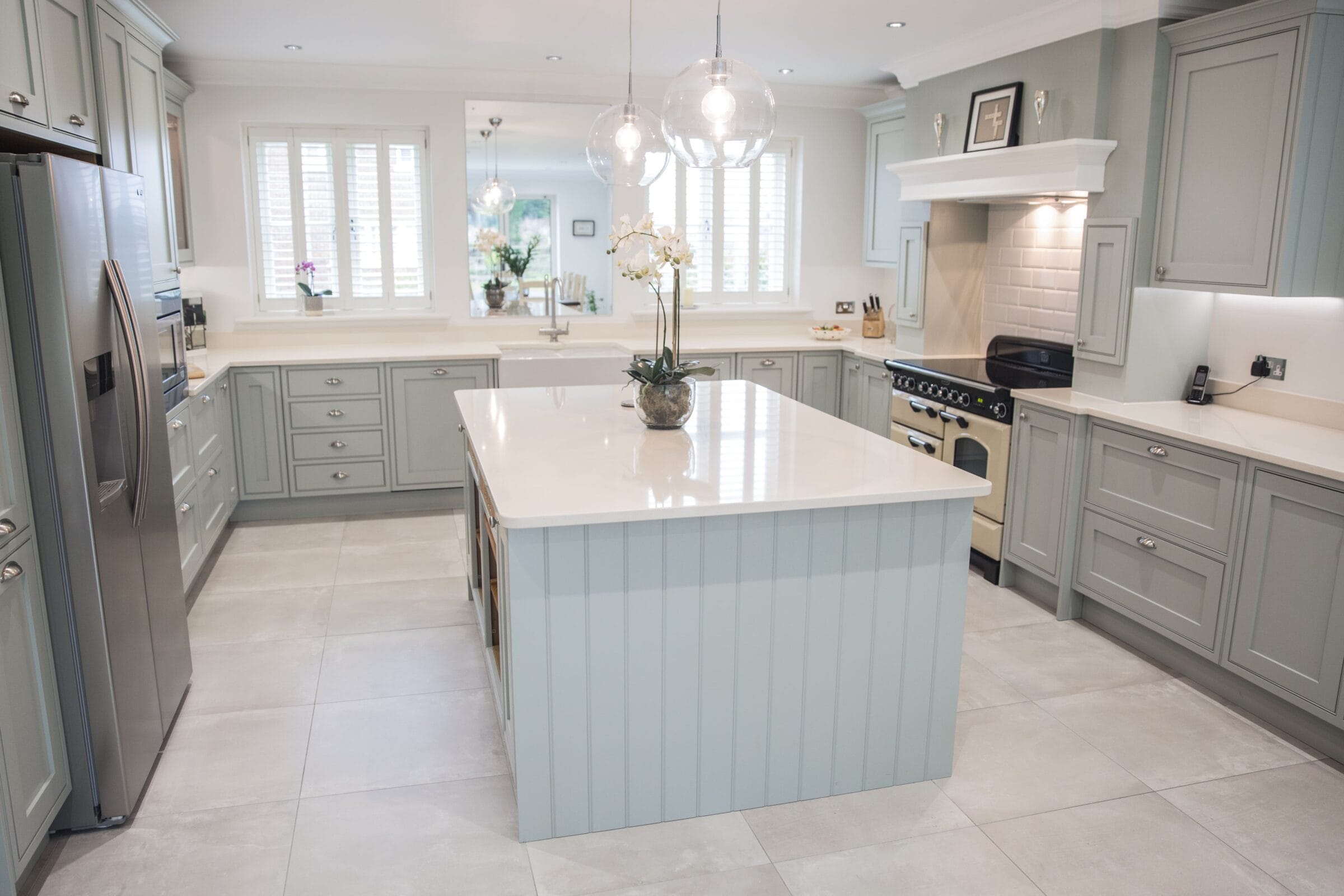 Soft grey Kitchen Living kitchen with central island, shaker cabinetry, quartz worktops and elegant open-plan design