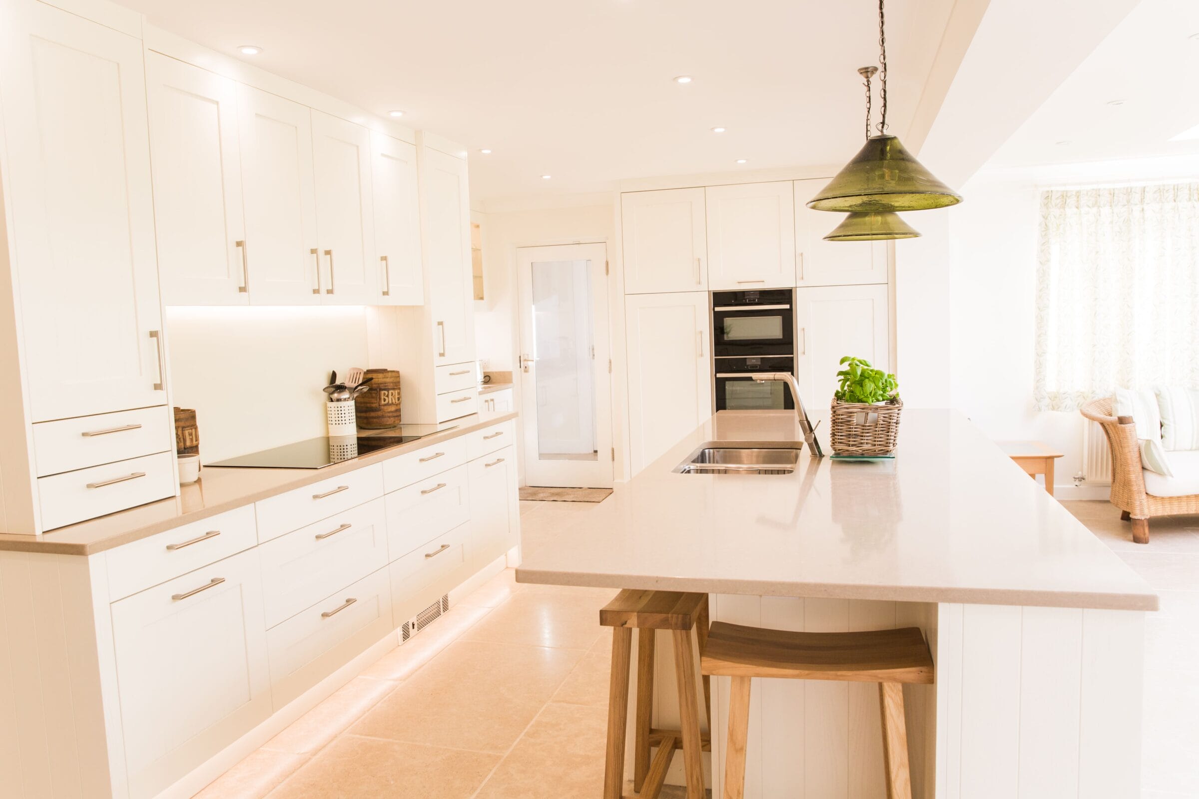 Bright modern Kitchen Living kitchen with white cabinetry, curved island, pendant lighting and minimalist open-plan design