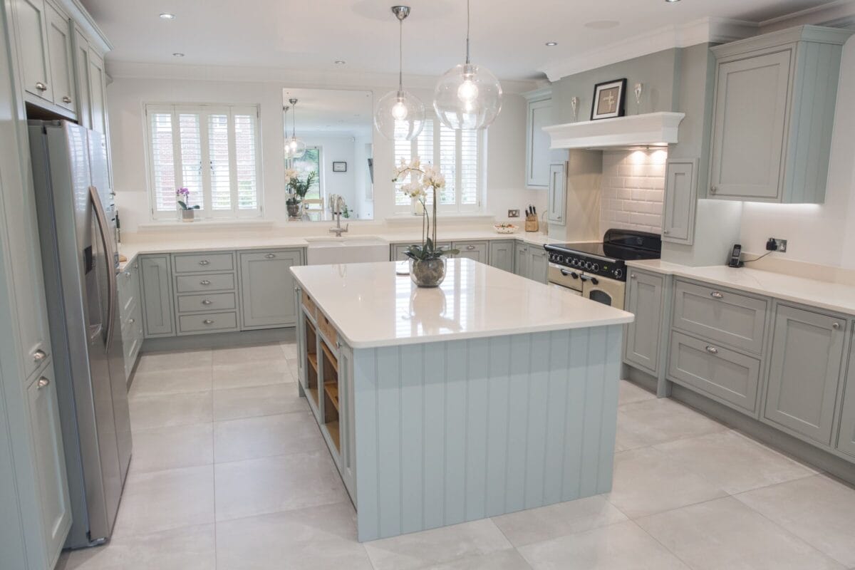 Traditional closed kitchen with central island, shaker cabinets and enclosed layout