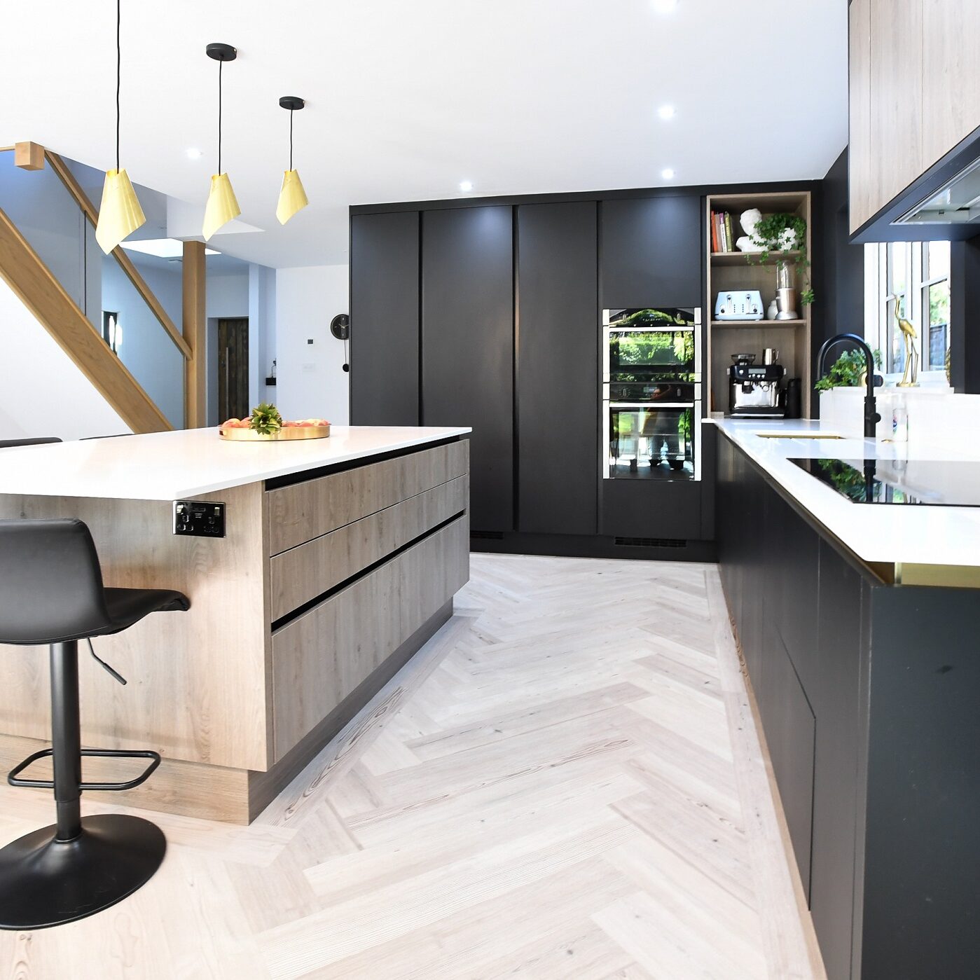 Modern_Handleless_Zurfiz Matt Black_Valore Denver Oak3