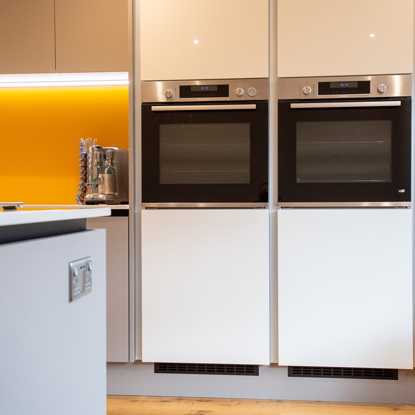 Two-tone handleless kitchen