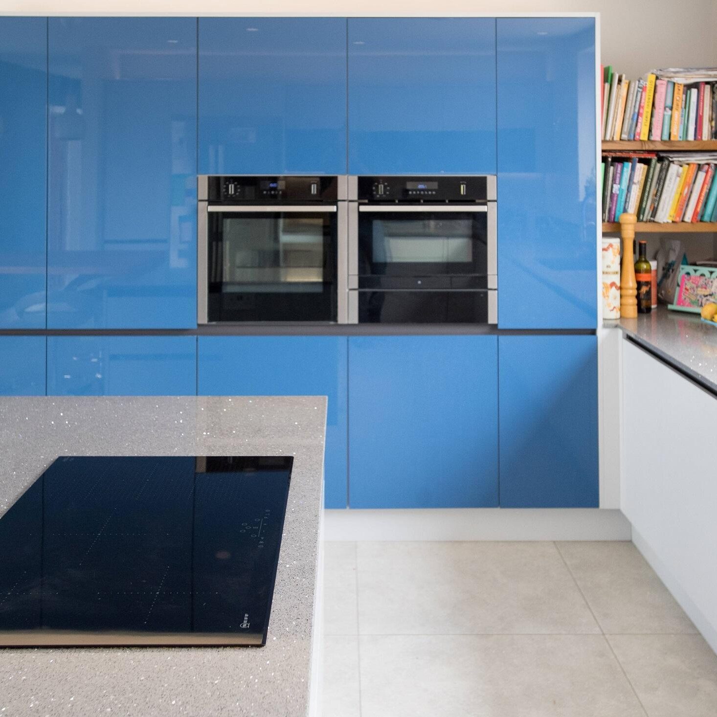 Modern_Zurfiz_SupermattLightGrey_UltraglossBalticBlue3